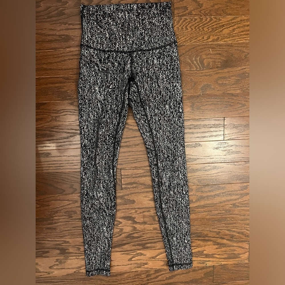 COPY - Lululemon EUC Wunder Under Pant (Hi-Rise)
Luon Suited Jacquard Black Whi… - Picture 4 of 8